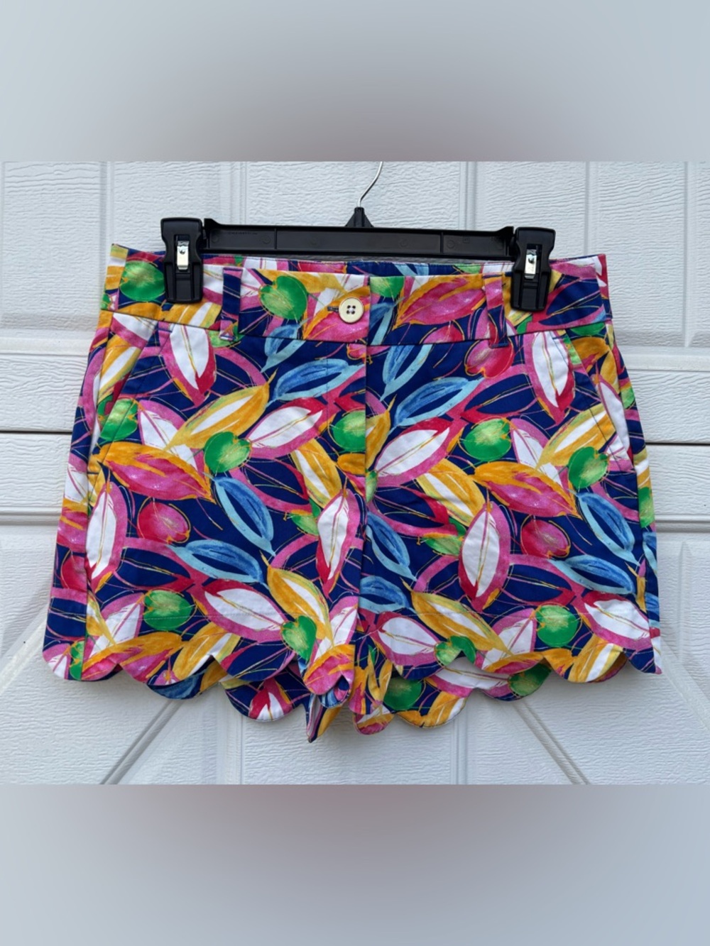 Crown & Ivy Scallop Hem Shorts Size 4 Bright Tropical Print Preppy